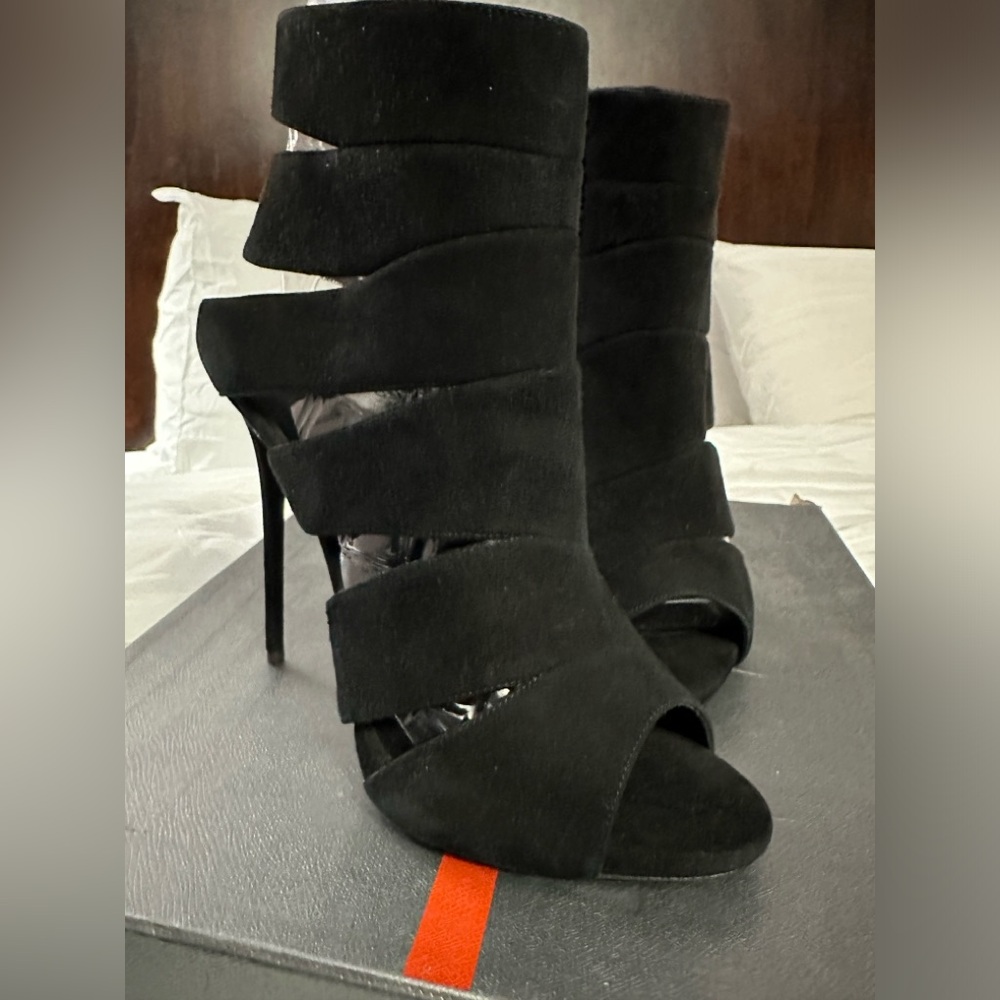 Gorgeous Giuseppe Zanotti Slit Black Suede Sandals NEW! Sz41